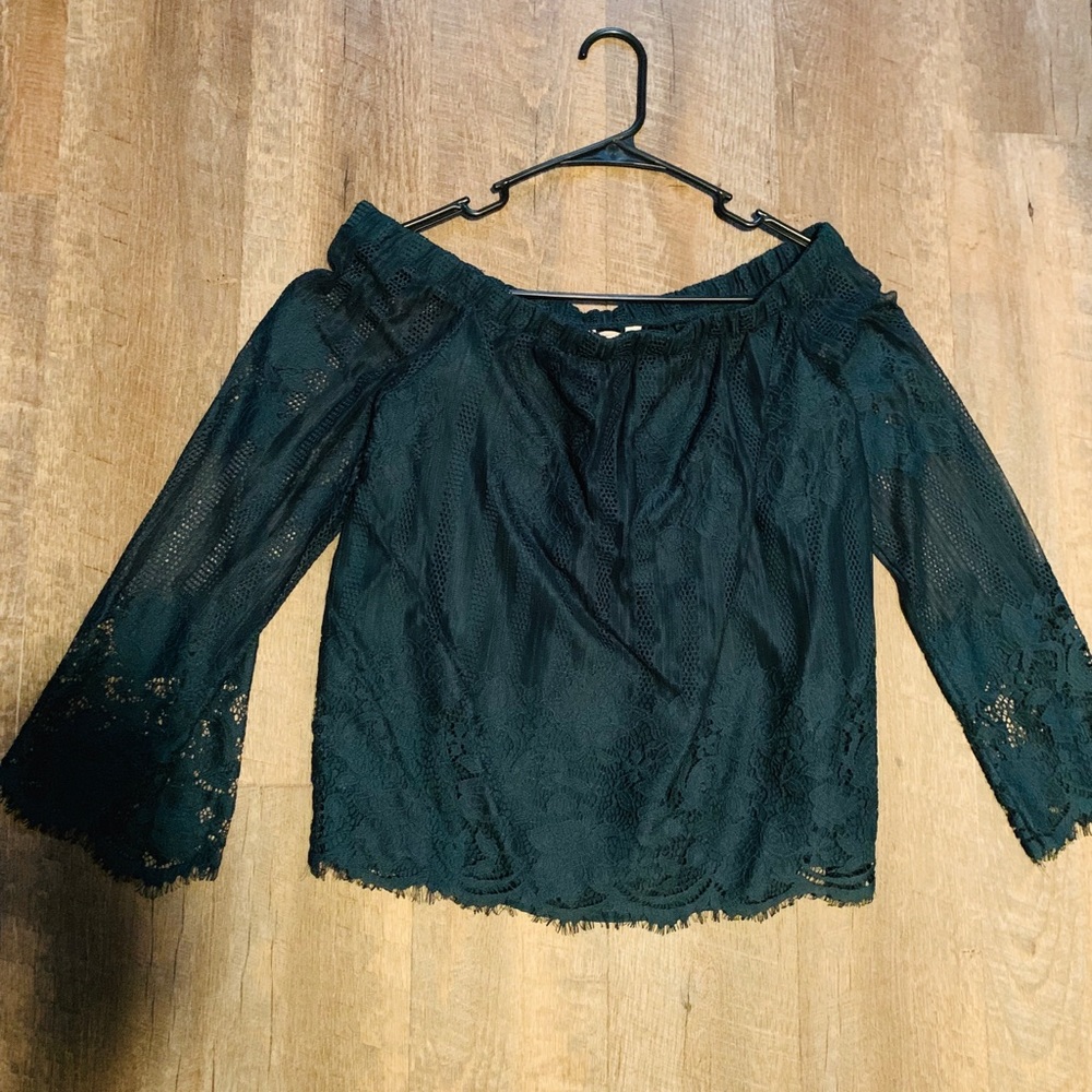 Off the shoulder lace quarter sleeve